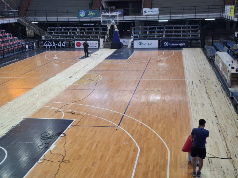 Estudiantes inici la renovacin del parquet del Maxi Gimnasio